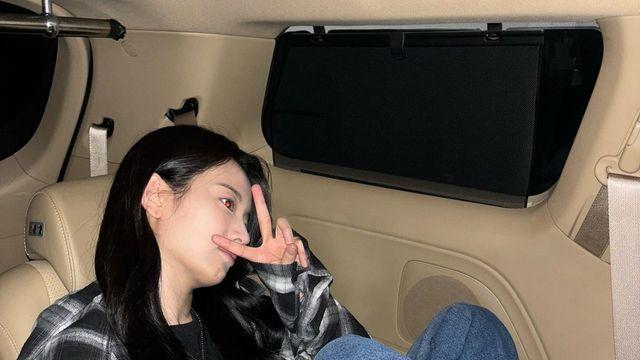 장규리, 체크 셔츠와 청바지로 완성한 늦가을 캠퍼스룩