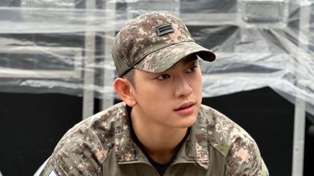 진영, 유겸·뱀뱀 축하 속 만기 전역... “갓세븐 앨범 준비 中” [종합]