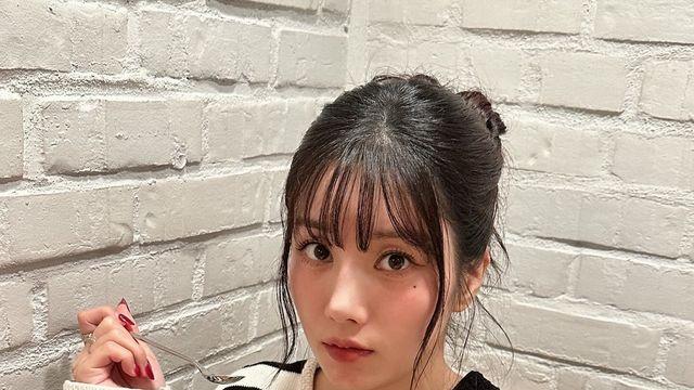 권은비, 스트라이프 니트로 완성한 편안한 데일리룩