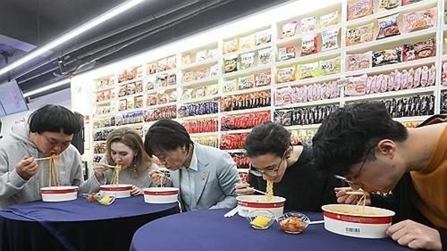 K-푸드 인기 덕택일까…라면 에세이 영국서 출판된다