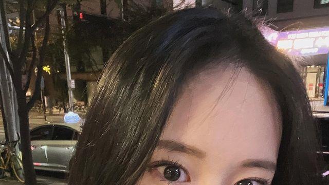 오랜만에 근황 공개한 육지담, 체크 패턴 코트와 심플한 톱으로 완성한 세련된 가을 패션