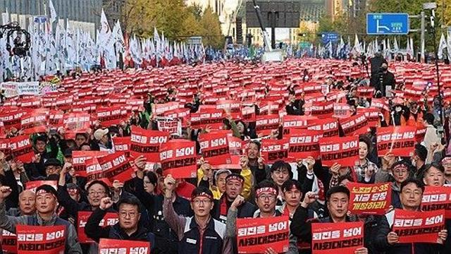 민주노총 등 주말 도심 대규모 집회…경찰과 충돌 11명 체포(종합)