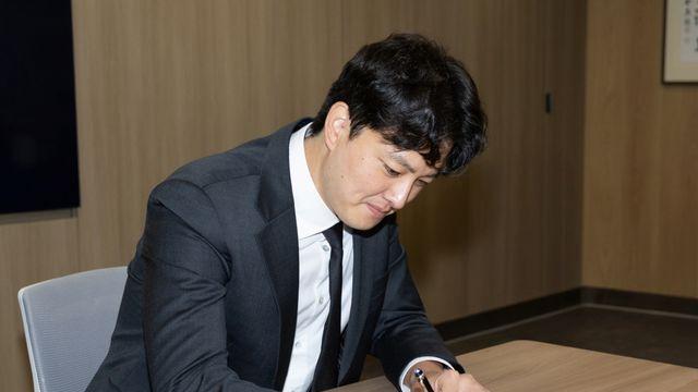 김원중, 돈다발 든 A구단 대시했는데…롯데만 바라보고 도장 '쾅', 머리도 자르고 옵션 10억 '윈·윈 도장' 찍었다