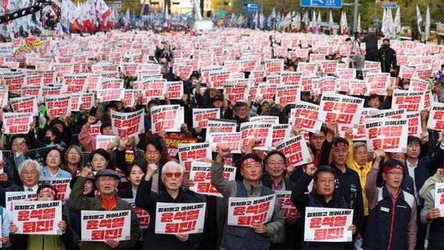 민주노총 등 대규모 집회로 주말 도심 곳곳은 ‘혼잡’···경찰 충돌로 11명 ‘체포’되기도