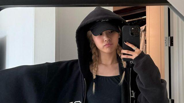 블랙핑크 로제, 크롭 톱+스웨트 팬츠로 뽐낸 '완벽 복근'…자연스러운 시크 매력