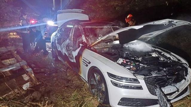 아파트 단지 뒤편서 불에 탄 승용차 발견, 그런데 차 안에는...