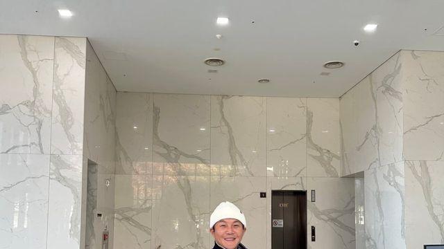 조세호, 네이비 재킷과 데님 팬츠로 편안한 일상룩 완성