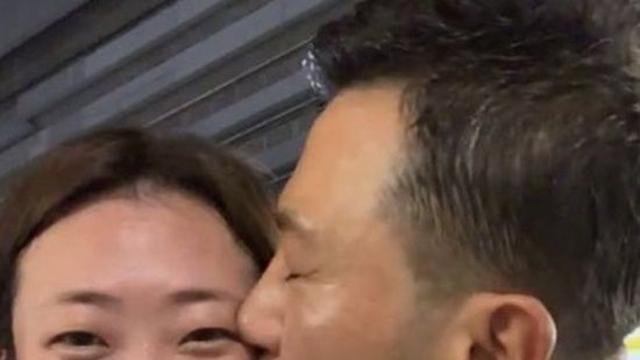 22기 정숙♥10기 상철, 방콕 데이트 망중한…주위 시선 신경 無 '공개 볼뽀뽀'