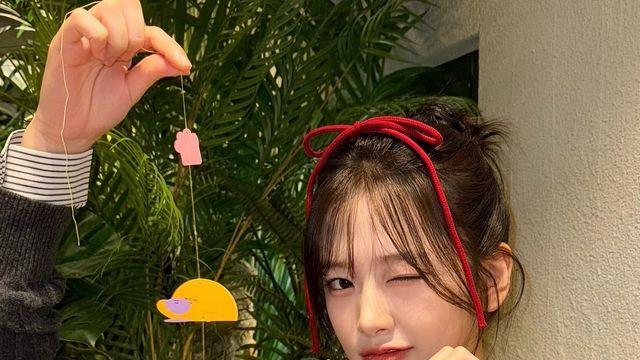 안유진, 레드 헤어밴드로 완성한 '앙큼한 소녀미'…뭘해도 사랑스러워