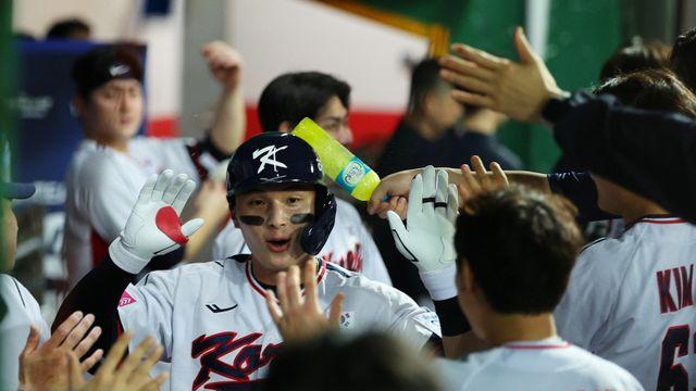 평가전 홈런 2개, 아파트 세리머니 제안까지...대표팀 '인싸' 윤동희