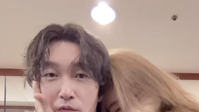 옥주현 “너무 좋아, 깨물어주고 싶어”…조승우와 밀착 스킨십