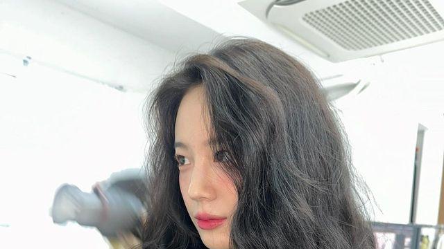 차분한 웨이브와 가죽 재킷의 조화가 돋보이는 장규리의 시크한 매력