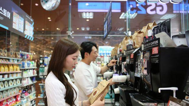 “커피 플레이션에 편의점 커피 잘나가네”