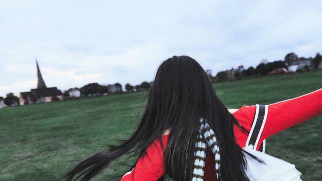 태연, 레드 스웨터와 플레어 스커트로 완성한 '빈티지 캠퍼스 룩'