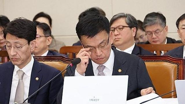 野, 기재소위서 정부 예비비 절반 삭감…2조4천억원 감액(종합)