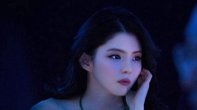 한소희, 녹색 네크리스로 완성한 고혹적 쇄골미…'분위기 여신' 등극