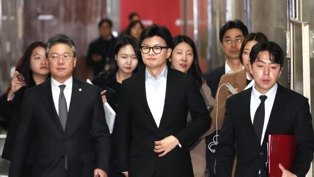 與 당원게시판, '한동훈' 이름으로 尹 부부 비난글…조사 시작