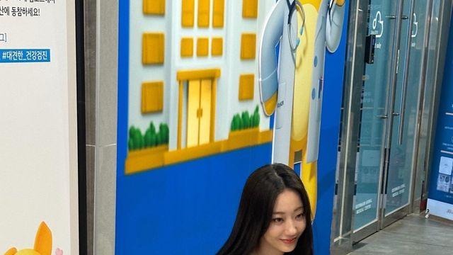 경리, 사랑스러운 반려견과 함께한 일상…편안한 패션으로 뽐낸 자연스러운 매력