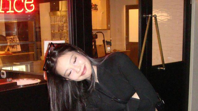 블랙핑크 제니, 레오파드 팬츠로 완성한 '야생미 가득한 스타일'…시크한 힙스터룩