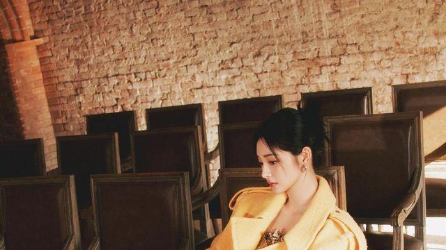 주결경 비하인드컷, 오렌지 코트와 체크 패턴 드레스로 완성한 가을 스타일