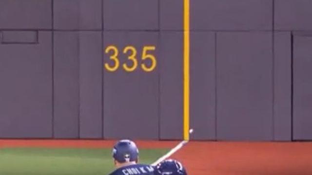 하얀 가루 튀었다? 김도영, 오심에 2루타 도둑 맞았나…우익선상 타구 파울 선언→비디오 판독 끝 '원심 유지' [프리미어12]