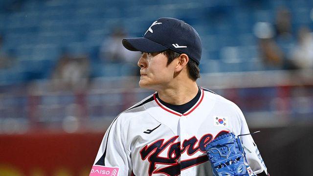 너무 힘 들어갔나? 'KBO 신인왕 0순위' 아쉬운 국대 공식 데뷔전…8회 백투백 홈런 허용→강판 [프리미어12]