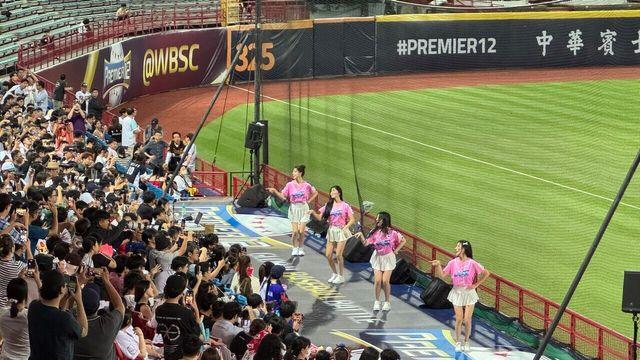 [프리미어12] 한국 치어리더들 타이베이 톈무 구장서 '삐끼삐끼'… 응원 열기 후끈