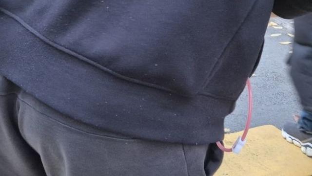 일동 시선집중…어수선한 시험장에 등장한 한 학생의 몸에 꽂혀 있던 것