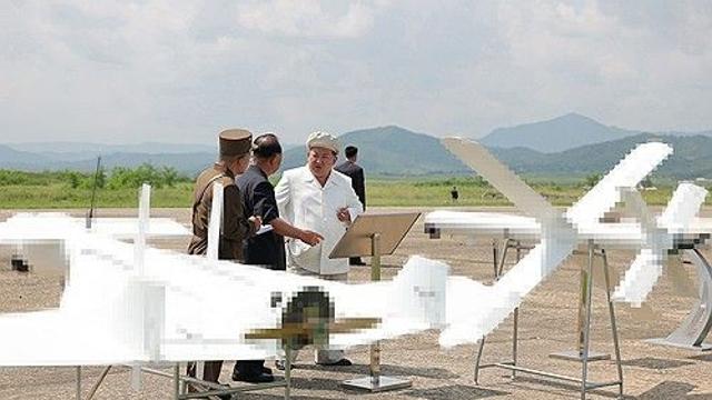 김정은, 자폭공격형 무인기 성능시험 지도…