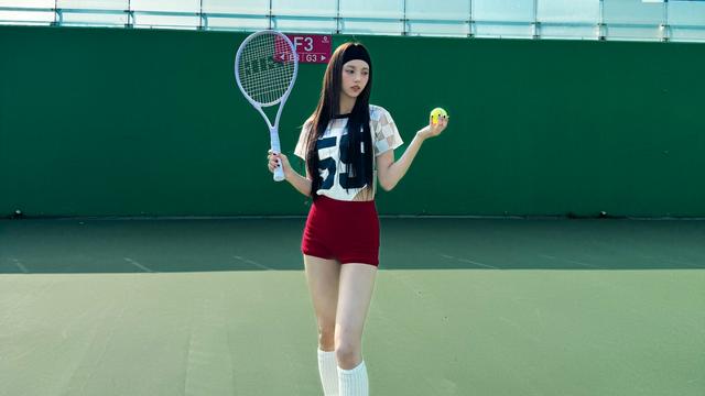 아일릿 윤아, 테니스룩으로 완성한 '스포티 캐주얼' 매력