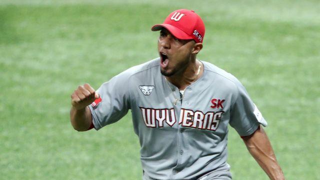 한국서 ERA 6.17 외인, 슈퍼라운드 진출 이끈 2승 ERA 0 짠물 투구