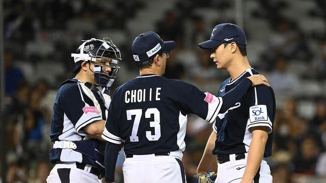 곽도규 믿은 게 독 됐나…윤동희 역전 적시타 '쾅'→또다시 2타점 적시타 허용→6회초 3-4 [프리미어12]