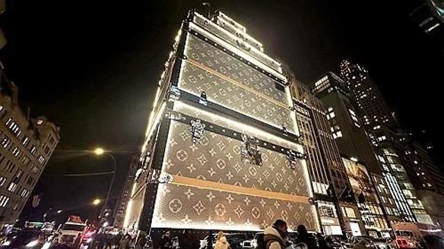 뉴욕 맨해튼 한복판에 등장한 초대형 루이뷔통 여행 가방