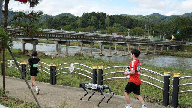 모래밭 달리더니.. '마라톤 풀코스' 뛴다는 로봇의 정체