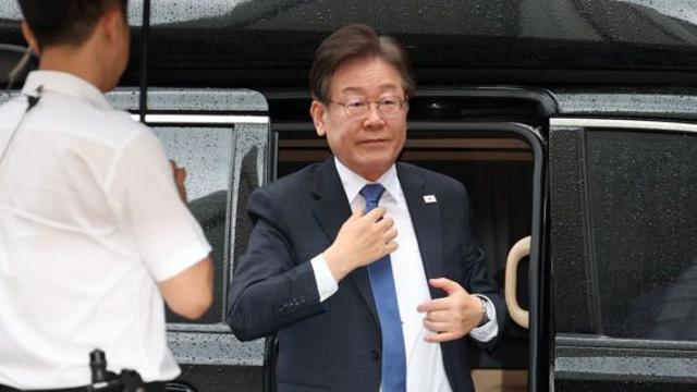 이재명, 서울중앙지법 도착…의원들과 악수한 후 '묵묵부답'