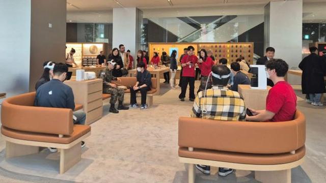 휴가나온 군인까지…애플 500만원 헤드셋 30분 체험 '인기'