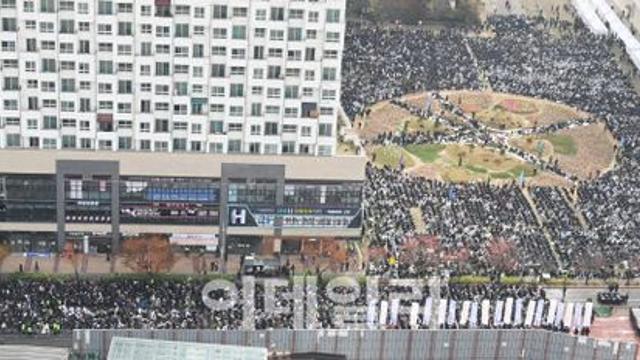 대관취소에 뿔난 신천지 신도 수만명, 경기도청서 대규모 집회