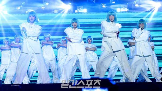 (여자)아이들, ‘와이프’→‘클락션’ 울린 메가 크루 퍼포먼스 [2024 KGMA]