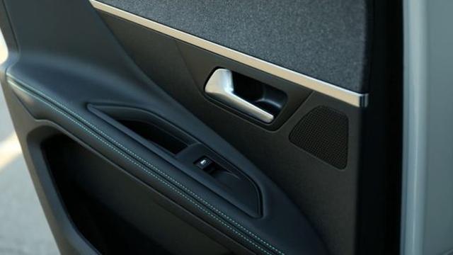 지니가던 주민이 발견...60대 여성, 주차장서 차문에 끼여 숨진 채 발견