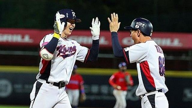 한국, 프리미어12 4차전서 도미니카공화국에 6점 차 대역전승