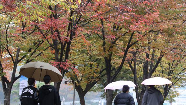 [오늘 날씨] 가을비 그치니 기온 뚝 '쌀쌀'… 강원남부엔 최대 5㎝ 눈