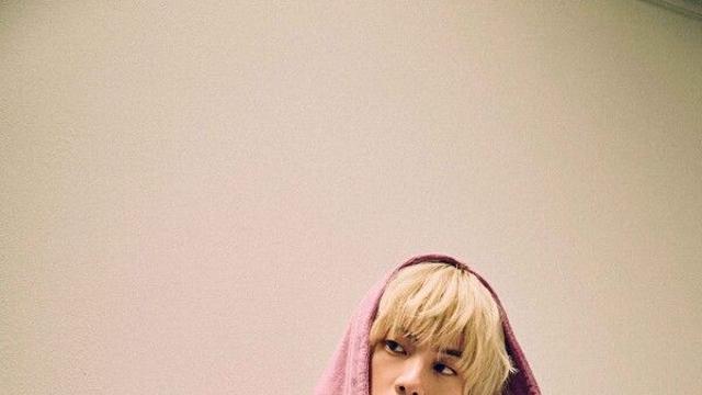 방탄소년단 진, 새 앨범 난리났다...발매 첫날 전작 초동 돌파-70개국 1위 직행