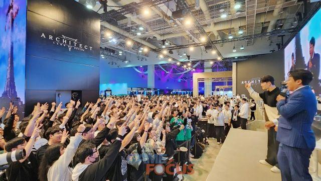 [지스타24] '종국이형 내 손목에 왜 모래주머니를? 스쿼드 까지?' 하이브 부스에 뜬 운동전도사 김종국...현장 찾은 게이머들과 소통