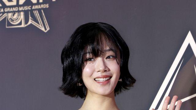비비, 와인색 드레스로 고혹미 뿜뿜 [2024 KGMA]