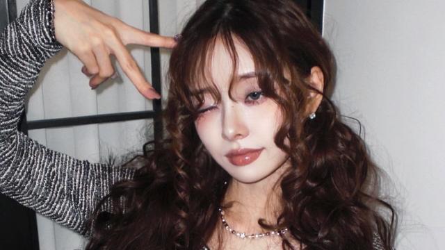 송지아, 그레이 니트 원피스와 싸이하이 부츠로 완성한 가을 감성