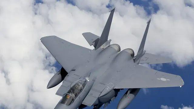 아직까지 잘써먹는 70년대 전투기.jpg??!