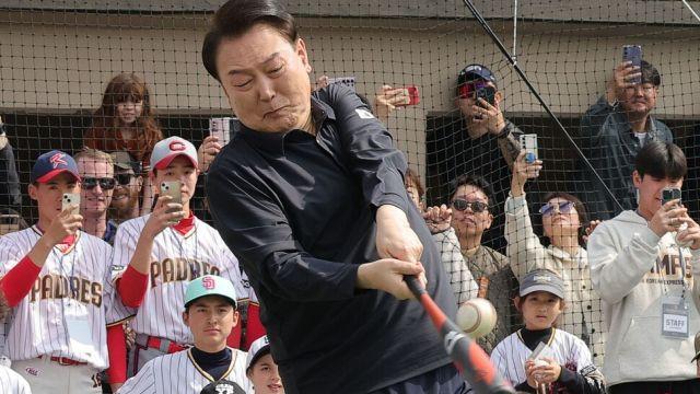 '윤석열 골프' 취재기자 휴대폰 압수에 입건까지…