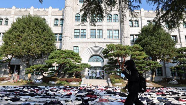 농성 중인 동덕여대 침입 20대 男 2명…경찰에 체포