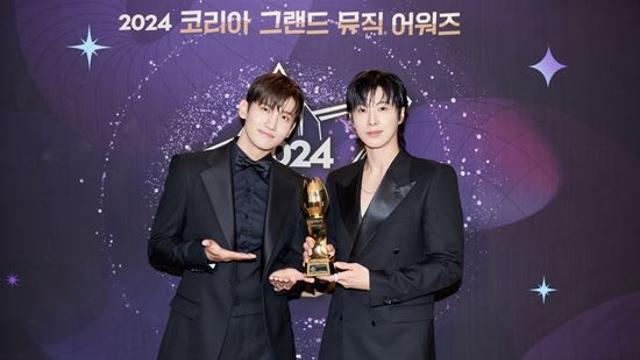 동방신기, 20년간 지킨 정상…레전더리 아티스트상 수상
