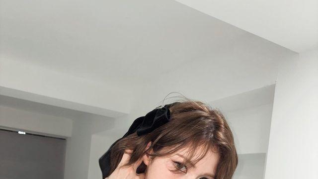 블랙 리본 헤어로 완성된 전소미의 독보적 비주얼